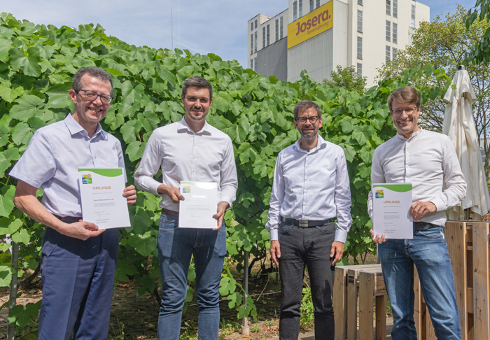 Bayerns Umweltminister Thorsten Glauber hat drei Firmen aus der Gruppe Erbacher  The food familiy mit Urkunden für die Teilnahme am Umwelt- und Klimapakt Bayern ausgezeichnet. Landrat Jens Marco Scherf (zweiter von rechts) übergab die Urkunden an (von links) Martin Wörner und Christoph Neuberger sowie an Frank Erbacher (rechts). Foto: Winfried Zang