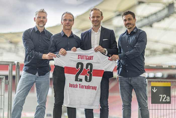 bosch1 Steffen Dill, Verkaufs- & Marketingleiter Bosch Tiernahrung, Gerd Kastler, Geschäftsführer Bosch Tiernahrung, Rouven Kasper, Vorstand Marketing und Vertrieb VfB Stuttgart, und Benjamin Langhans, Gebietsverkaufsleiter Baden-Württemberg Bosch Tiernahrung, freuen sich über die neue Partnerschaft (von links).