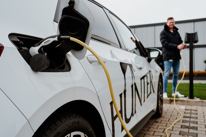 Zur Einsparung von CO2 nutzt Hunter vermehrt Elektro-Firmenfahrzeuge.