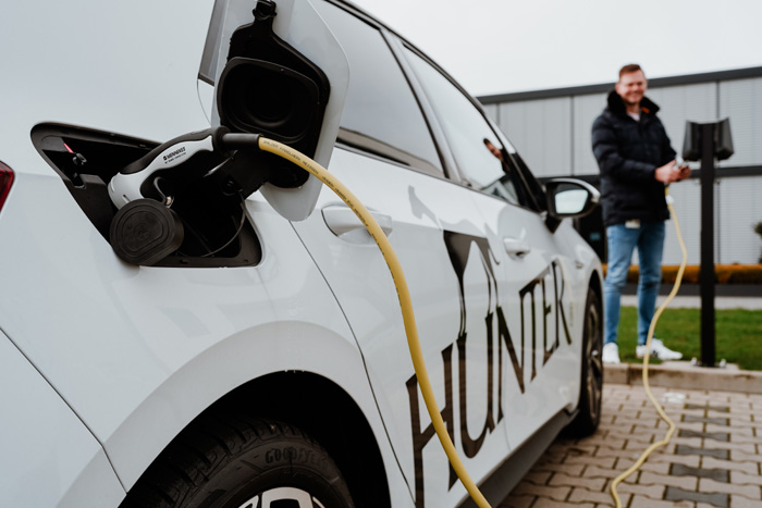 hunter Zur Einsparung von CO2 nutzt Hunter vermehrt Elektro-Firmenfahrzeuge.