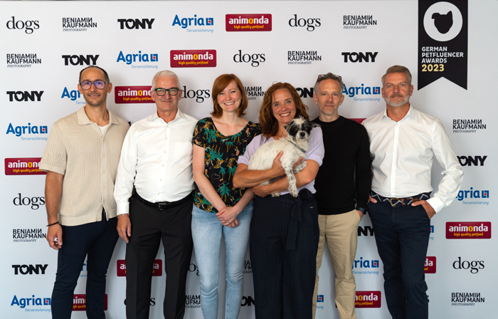 Die Jury für die German Petfluencer Awards für Hunde: André Karkalis, Udo Bilz, Heidrun Patzak, Kate Kitchenham mit Knox, Benjamin Kaufmann, Peter Bornschein (von links).