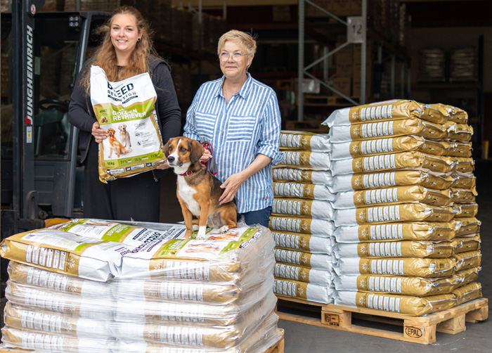 Freude über die Spendenaktion von Zookauf und BTG bei Carola Horlemann (rechts), Vorstandmitglied Fellfreude Solingen, und Sara Kunze, LZL Rheinland.