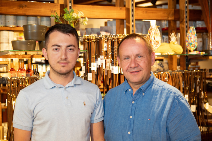 Ergys Bardhi (links) und Beat Aebischer sind die ersten Schweizer Franchisenehmer bei Dogstyler. 