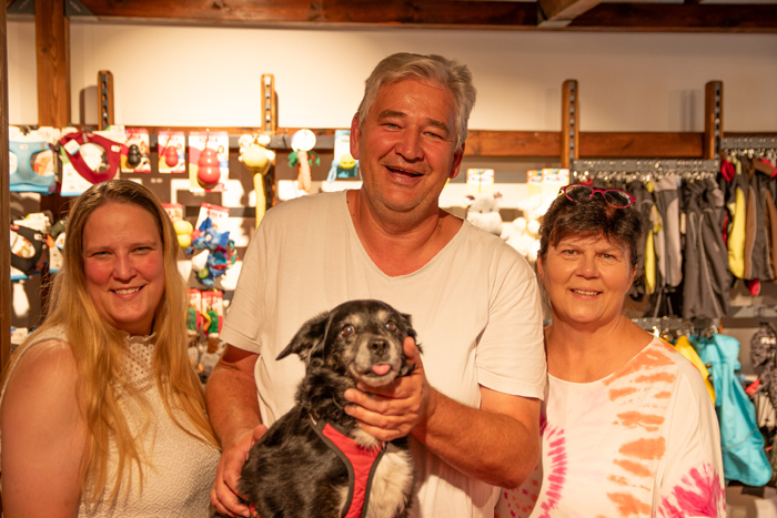 dog Thomas Schlotthauer wird, unterstützt von seiner Ehefrau und Tochter, den neuen Dogstyler-Store in Erlangen führen.