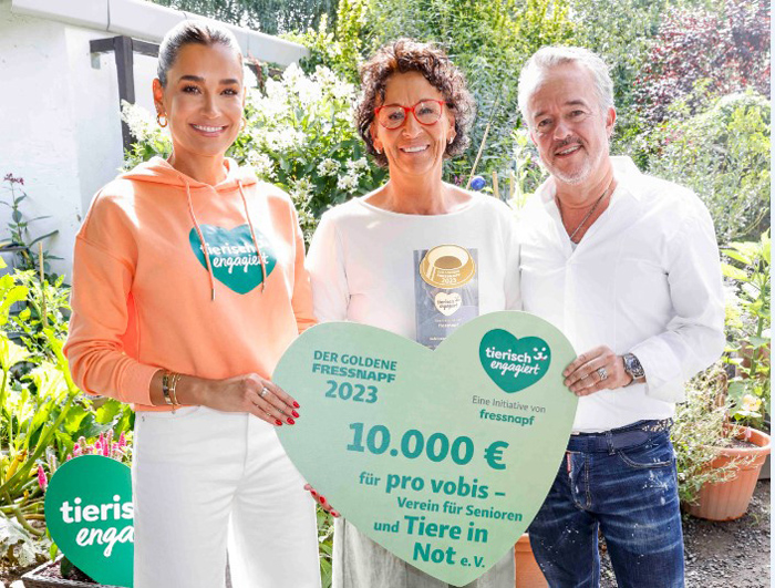 fng Fressnapf Gründer Torsten Toeller und Jana Ina Zarella (links) übergeben Sabine John den Award.