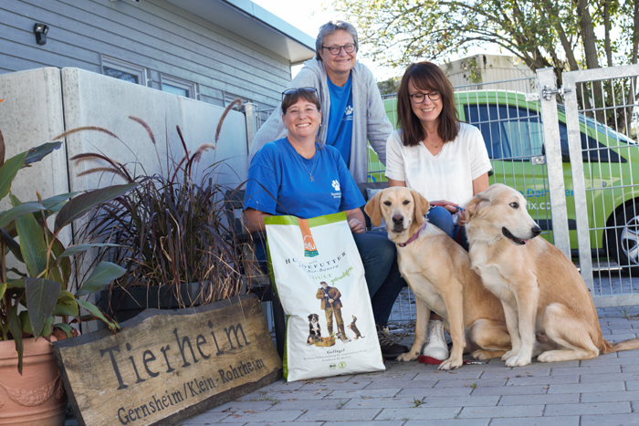 defu Sabine Greim-Feld, 1. Vorsitzende Tierschutzverein Gernsheim, Martina Grundmann, Tierheimleiterin, Simone Frahry, Defu-Vertrieb sowie Biggy und Brownie (von links).