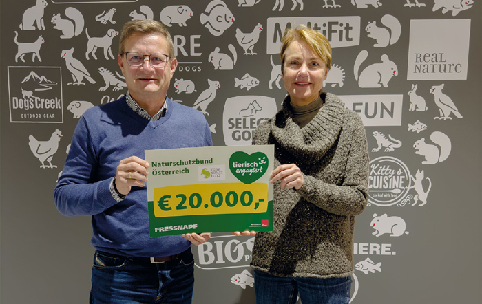 fnoe5 Hermann Aigner, Geschäftsführer Fressnapf Österreich, übergibt den Tierisch engagiert Scheck für das gemeinsame Wildvogelprojekt an Birgit Mair-Markart, Bundesgeschäftsführerin Naturschutzbund Österreich.