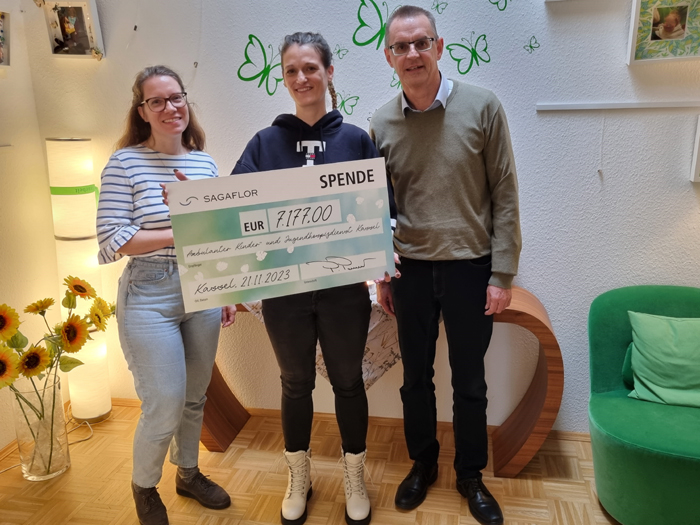 sagaflor4 Verena Wilkat und Martin Schweikert von der Sagaflor sowie Frau Hans (Mitte), Mutter eines betroffenen Kindes, bei der Spendenübergabe.