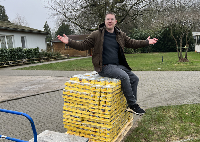 jos Josera und Katzenfotograf Nils Jacobi spenden Katzenfutter an das Tierheim Hilden.