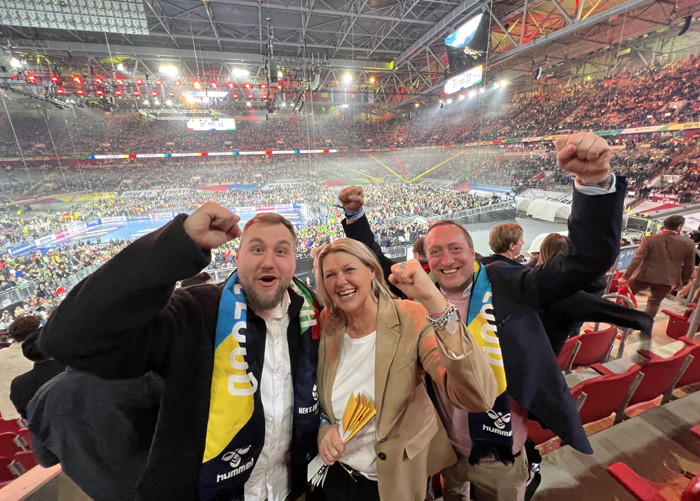 josera Das Josera Marketingteam beim Eröffnungsspiel: Marketingleiter Stefan Seitz, Kirsten Seidel, Leitung Brand Marketing International, und Martin Kirsch, Brand Marketing International (von rechts).