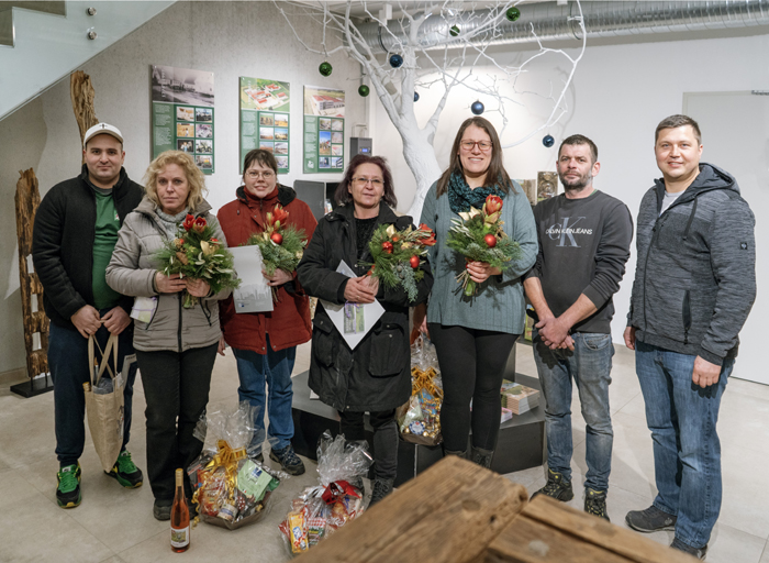 jrf Alin Samu, Aniko Habermeier, Simone Bachmayr, Diana Stachel, Carola Schrettle und Dominik Pytel (von links) werden von Geschäftsführer Stefan Ruisinger (rechts) für ihre langjährige Betriebszugehörigkeit geehrt.