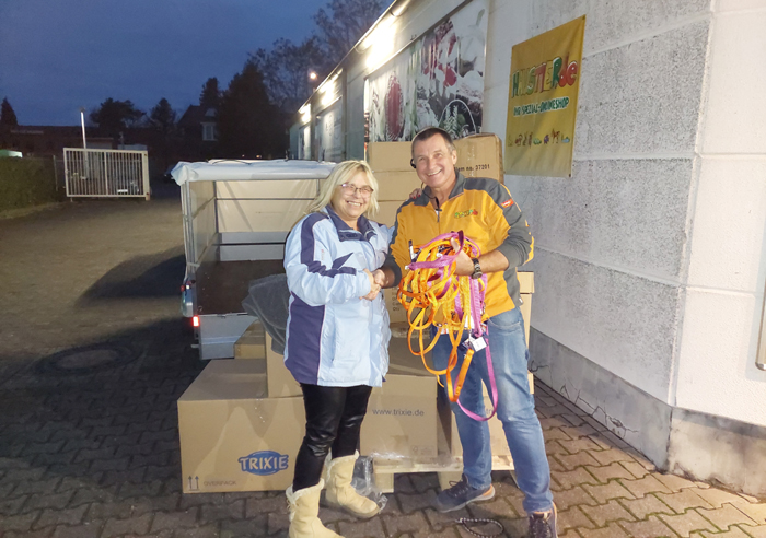 zookaufspende Annemarie Schröder (1. Vorsitzende Tierengel Bottrop) und Marktleiter Bernd Stepuhn (petshop) bei der Spendenübergabe.