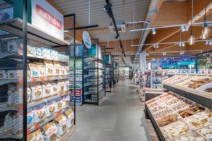 fressnapfaustria Bis Ende 2023 wurden insgesamt 18 Filialen im neuen Future-Store-Format eröffnet bzw. modernisiert.