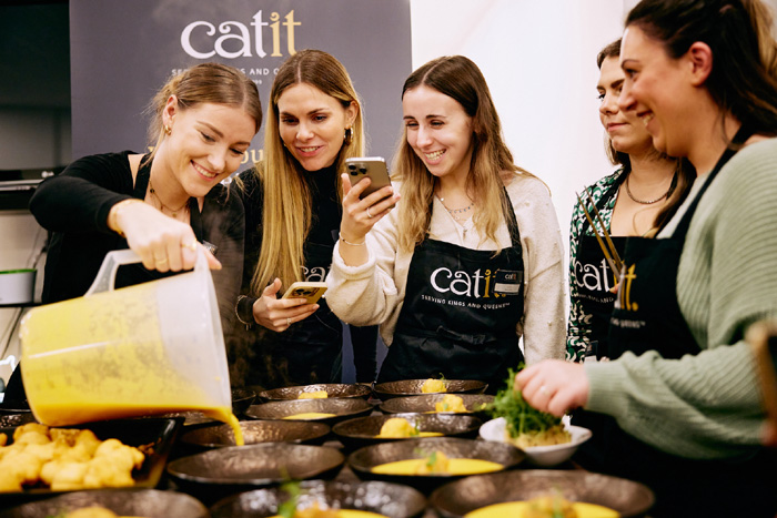 #catit; #tony, #catfluencer, #oliverbellendirphotography 18 Influencer bereiteten unter professioneller Anleitung ein 3-Gänge-Menü zu.