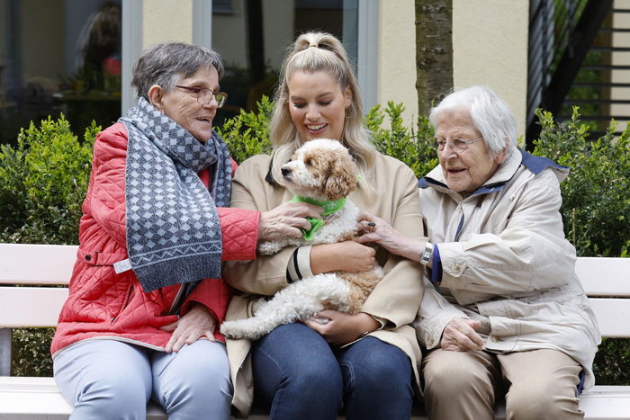 purina Hundedame Leny ermöglicht Angelina Kirsch und Bewohnerinnen des Seniorenheimes tolle gemeinsame Momente und Gespräche.