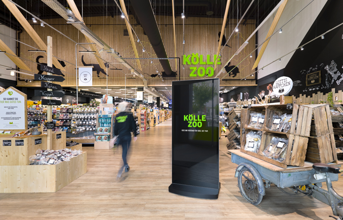 retail In den Kölle Zoo Märkten können Unternehmen auf digitalen Stelen ihre Kommunikation aufmerksamkeitsstark an den PoS bringen.