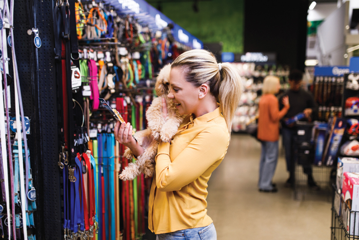 Beautiful middle aged blond woman buying accessories and food fo Die Konsumstimmung in Deutschland bessert sich. Bild: Adobe Stock