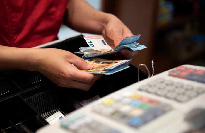 bar1 Ein Großteil der Deutschen spricht sich für den Erhalt von Bargeld als eine der zentralen Zahlungsoptionen im Einzelhandel aus. Bild: Adobe Stock