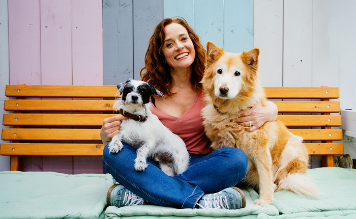kk1 Kate Kitchenham unterstützt Green Petfood in der aktuellen Kampagne „Urbanes Abenteuer“.