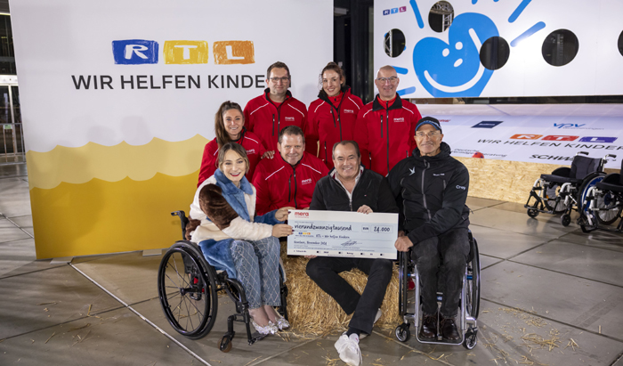 rtl1 Das Mera-Team überreichte einen Spendenscheck in Höhe von 24.000 Euro an Wolfram Kons, Gesamtleiter RTL Charity. Bild: RTL Deutschland