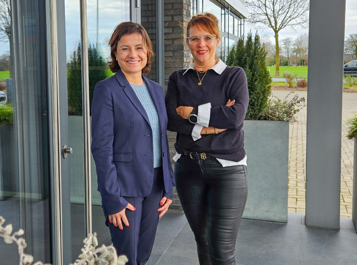 samans1 Tanja Viefhues (rechts) übergibt den Staffelstab an Anna Samans. Bild: Dr. Clauder