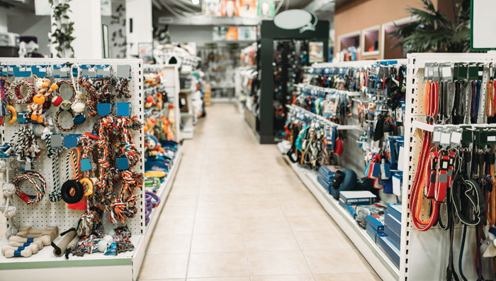 Pet shop interior, shelves with accessories ServiceValue hat untersucht, welche Händler bei ihrer Kundschaft als die Besten gelten. Bild: Adobe Stock