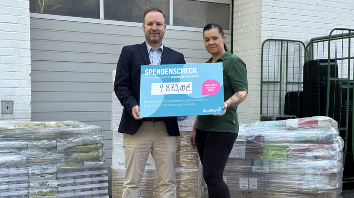 zrspende1 Marcel Bersch, Geschäftsführer ZooRoyal Petcare, überreicht Janet Bernhardt, 1. Vorsitzende des Hamburger Tierschutzvereins, den Spendenscheck. Bild: ZooRoyal