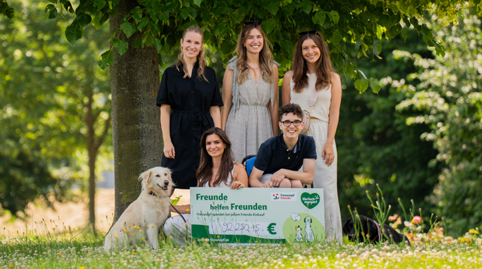 friends1 Fressnapf unterstützt Vita Assistenzhunde mit einer Spende in Höhe von 92.250,15 Euro aus dem Kundenloyalitätsprogramm Friends. Bild: Fressnapf