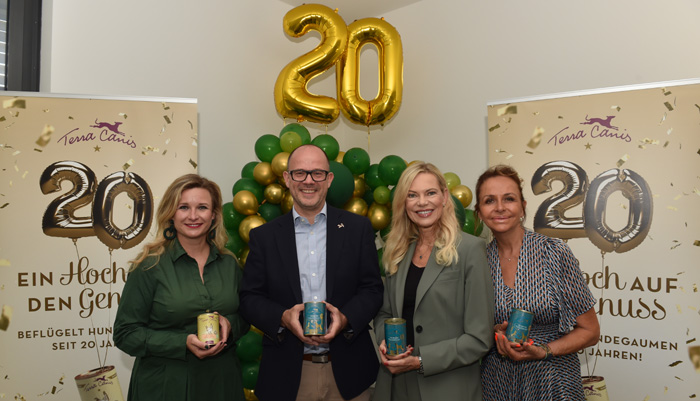 Terra Canis Marketingchefin Nora Rilinger, COO Thomas Reinarz, Nina Ruge und Alexandra Sheldon gaben den Medienvertretern Einblicke in die Produktion von Terra Canis (von links). Bild: Terra Canis 