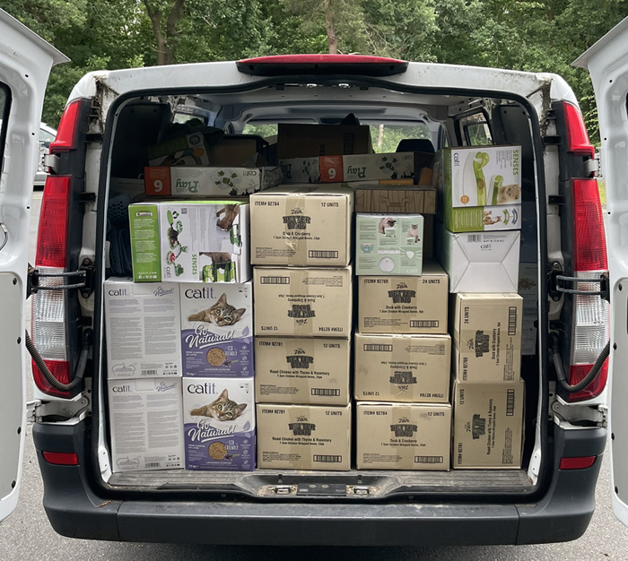 Hagen Deutschland spendet einen Transporter voller Zubehörartikel und Snacks an das Franziskus Tierheim in Hamburg. Bild: Hagen Deutschland