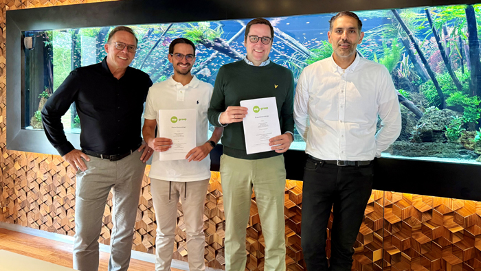 koellzoobelgien1 Die Kölle Zoo Geschäftsführer Matthias Pohl, Clifton Dowling und Ramin Danaei (von links) begrüßen ihren ersten Franchise-Partner Sebastian Haep (2. von links). Bild: Kölle Zoo