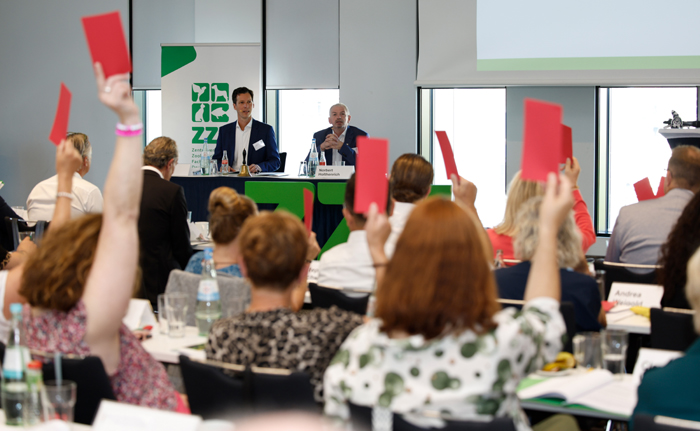 wb1 Die ZZF-Delegierten stimmten in Würzburg für eine Namensänderung in „ZZF - Zentralverband der Heimtierbranche“. Bild: WZF/Andreas Grasser.
