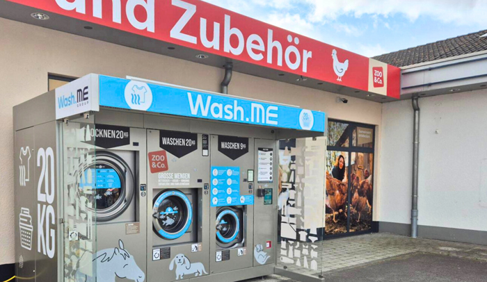 Die neue „Wash ME“-SB-Waschstation am Zoo & Co.-Standort in Dornburg ermöglicht auch die Reinigung und Trocknung großer Wäschestücke wie Hundebetten oder Pferdedecken. Bild: Sagaflor