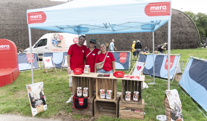 Gute Laune am Mera Stand. Bild: Mud Masters