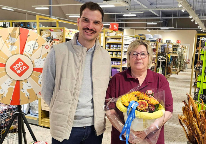 Lukas Eiffert, Teamleiter Expansion bei der Sagaflor, gratulierte Petra Ingendae zur Neueröffnung. Bild: Zoo & Co.