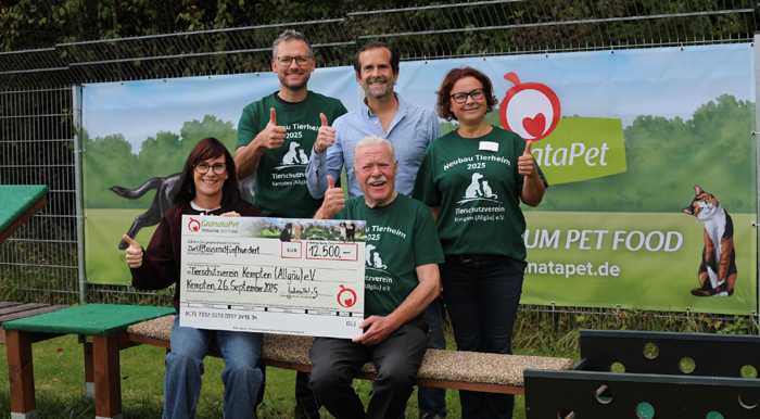 kempten1 Gerlinde Fuchsenthaler, stellvertretende Vorsitzende Tierwohl Stiftung, Prof. Dr. Christian Mayer, Kassierer Tierheim Kempten, Jan Sekulla, Vorstandsmitglied Tierwohl Stiftung, Erwin Rauh, 1. Vorsitzender Tierheim Kempten, und Tierheimleiterin Dr. Patricia Höß (von links) freuen sich über die Zusammenarbeit. Bild: GranataPet