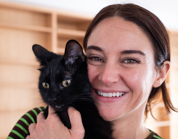 marsstudie1 Gemeinsam mit Schauspielerin und Katzen-Mama Shailene Woodley machen Mars und Calm auf die positiven Auswirkungen von Haustieren auf unser Wohlbefinden aufmerksam – und darauf, wie die Adoption eines Vierbeiners zwei Leben verändert. Bild: Youssef Shoufan