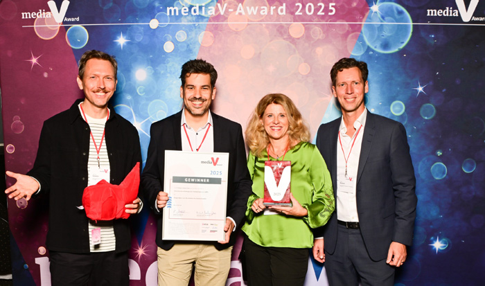 mediaaward1 Sebastian Zander, Referent Online-Kommunikation beim ZZF, Video-Produzent Andreas Abb, ZZF-Bereichsleiterin Kommunikation Antje Schreiber und ZZF-Geschäftsführer Gordon Bonnet freuen sich über den mediaV-Award 2025 (von links). Bild: Stefan Wernz