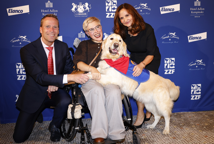 PURINA Hosts First VITA Charity Dinner At Hotel Adlon Berlin Alexander von Maillot (Vorstandsvorsitzender Nestlé Deutschland), Assistenzteam Frieda Krieger und Aidan sowie Carmen Borsche, Geschäftsführerin von Nestlé Purina PetCare DACH, feiern die langjährige Partnerschaft. Bild: Purina