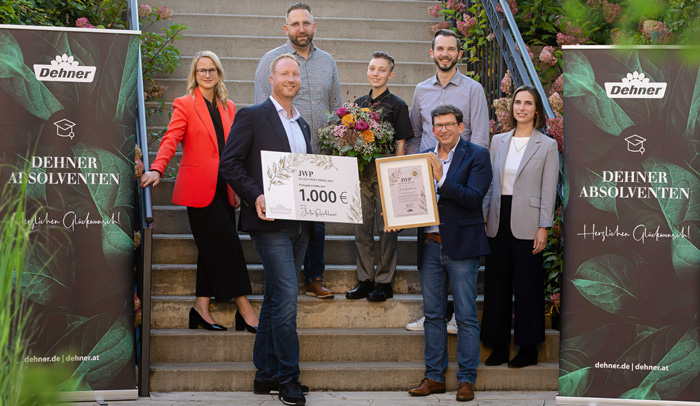 wolf1 Elke Zeigner (Abteilungsleiterin Young Talents), Frank Böing (CSO), Florian Safran (Marktleiter Markt Ingolstadt), Julia Reichlmeir (Julius-Wolf-Preisträgerin 2025), Sebastian Kugler (Ausbilder Markt Ingolstadt), Thomas Martin (Regionalvertriebsleiter) und Sandra Heigermoser (Manager Young Talents) bei der Preisverleihung. Bild: Dehner/Studio Herzig