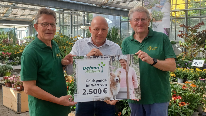 Spendenübergabe an die Germeringer Tafel: Wolfgang Winter von der Germeringer Tafel, Marktleiter Christoph Fröhlich und Reinhard Wilhelm von der Germeringer Tafel freuen sich über die Spendenaktion (von links). Bild: Dehner