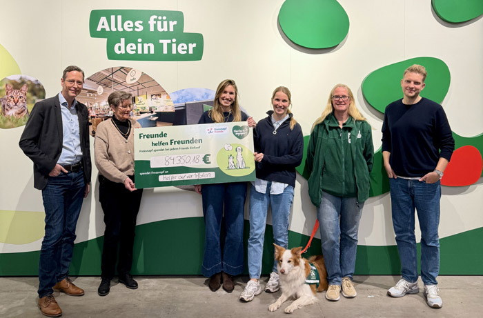 Leif Kopernik (Geschäftsführung VDH), Christa Bremer (Projektleiterin), Laura Eickhorn (Fressnapf), Theresa Spenrath (Fressnapf), Natalie Seyffert (Helfer auf vier Pfoten) und Johannes Schuster (Fressnapf) bei der Spendenübergabe (von links). Bild: Fressnapf
