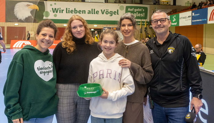 Simone Simons (Fressnapf), Mona Schellscheidt (Tierheim Krefeld), Sina Kocak (Tierheim Krefeld) und Thorsten Pütz, Hallensprecher der HSG Krefeld Niederrhein freuen sich über die Aktion (von links). Bild: Fressnapf