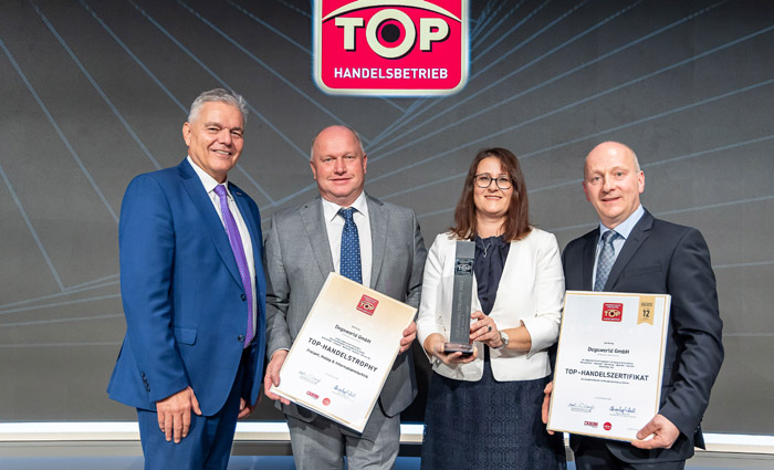 WKOÖ-Vizepräsident Leo Jindrak, Dogsworld Geschäftsführer Ralph Leitner, Prokuristin Eveline Leitner und Prokurist Siegfried Meisinger (von lins) freuen sich über die Auszeichnung. Bild: CityFoto.