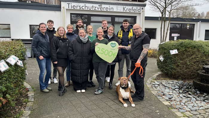 Mitarbeiter von Fressnapf und die Spieler der HSG Krefeld Niederrhein packen gemeinsam im Tierheim Krefeld an und überreichen 2.500 Euro. Bild: Fressnapf