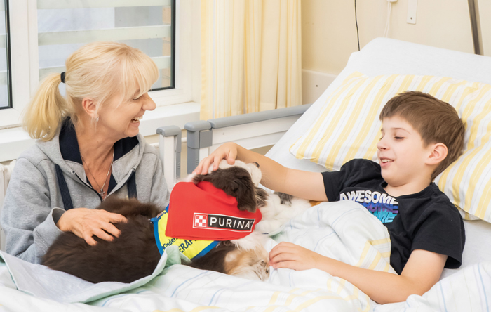 Die Therapiebegleithunde von Kinderschutzengel besuchen Kinder im Krankenhaus und in der ambulanten Versorgung. Bild: Purina