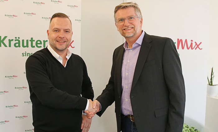 Bernhard Mix, geschäftsführender Gesellschafter Kräuter Mix (links) begrüßt Marco Grasmeder als neuen Kaufmännischen Geschäftsführer. Bild: Kräuter Mix