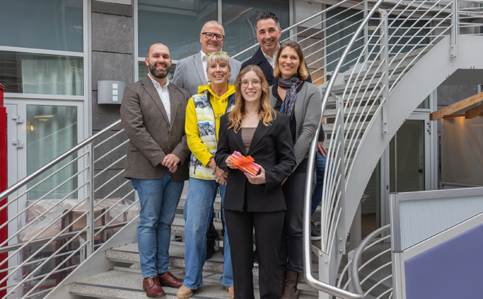 Bürgermeister Mario Moritz, Leiter der IHK-Geschäftsstelle Oberberg Michael Sallmann, Andrea Poranzke (Wirtschaftsförderung Stadt Hückeswagen), Zooma-Geschäftsführer Adin Mulaimovic (von links) sowie die Zooma-Mitarbeiterinnen und Ausbilderin Johanna Leppak und Sarah-Lee Konstantin (vorne). Bild: takefive-media