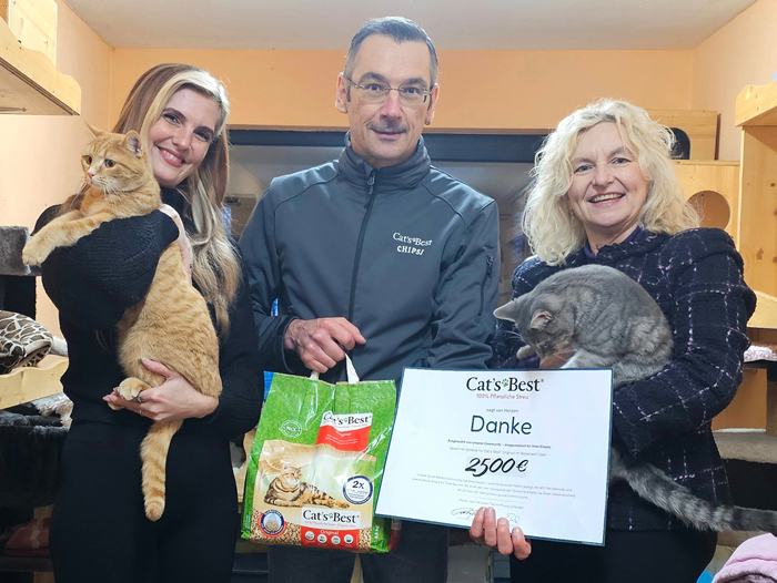 Spendenübergabe an den Verein Tierschutz Bruchsal: Mona Lindenfelser - Ehrenamtliche Mitarbeiterin (PR), Martin Ziegler – Gebietsrepräsentant Süd und  Silvia Erbrich – Head of Marketing (von links). Bild: JRS Petcare    