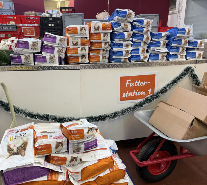 Juliane Becker und Rouven Nichler vom Hagen Marketing Team haben über 300 kg Katzenfutter und -snacks abgeliefert. Bild: Hagen Deutschland